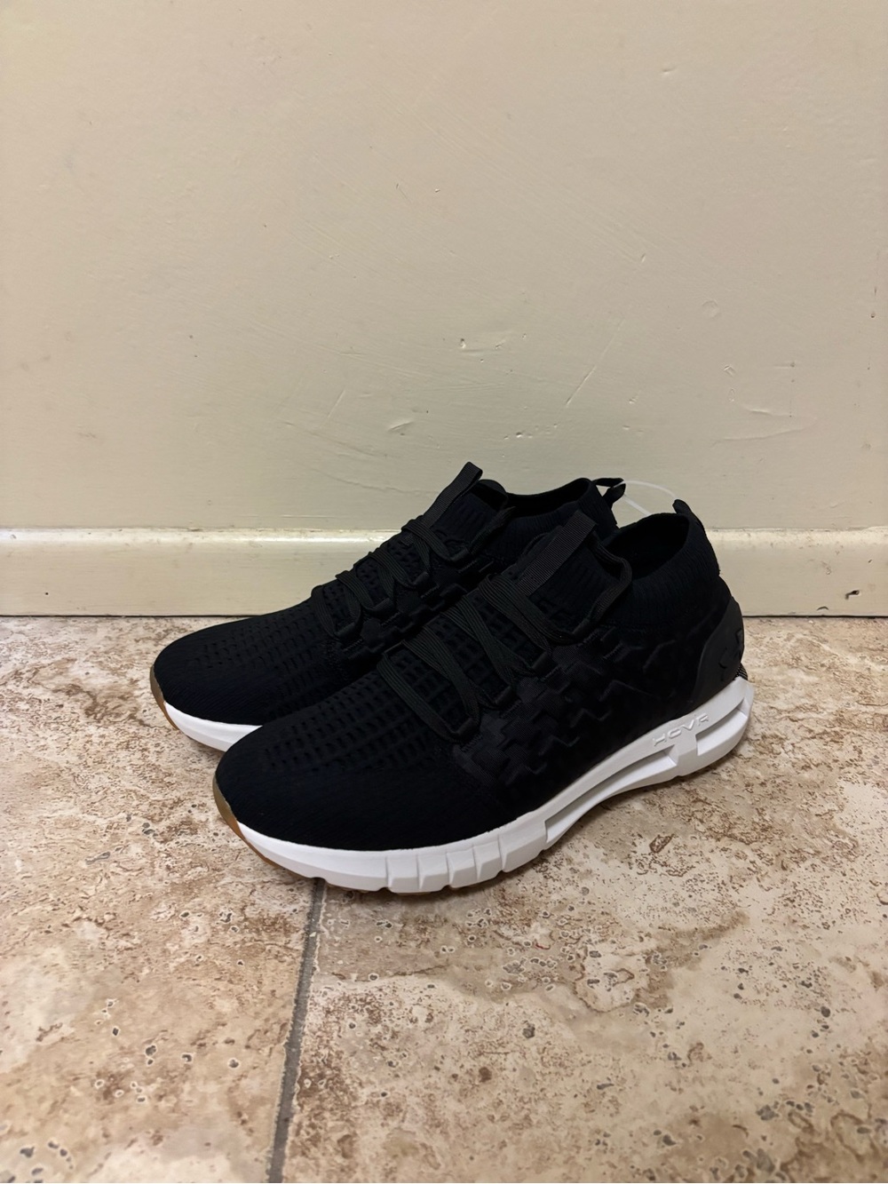 Under Armour MEN'S HOVR Phantom 1 - Size: 11 - 3028384 008 - Black / White - NEW